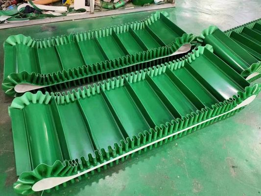 Bande de conveyeur à chaînes industrielle matérielle de PVC de mur latéral de force de vert à haute résistance de biens