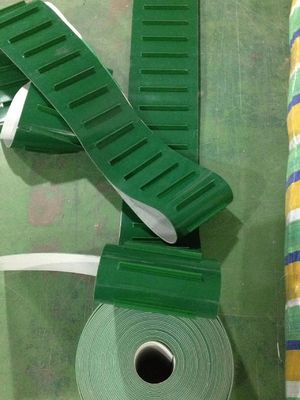 Bande de conveyeur industrielle matérielle bleue blanche de PVC de force de vert à haute résistance de biens avec le crampon