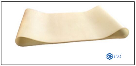 La machine à coudre informatisée doit attacher des coussinets aux armoiries et décorer le bord