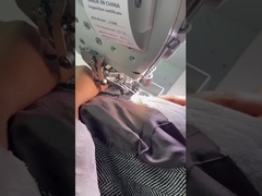 La machine à coudre informatisée doit attacher des coussinets aux armoiries et décorer le bord