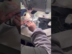 Machine à coudre informatisée pour fixer des épaulettes aux trous des bras et pour découper les bords